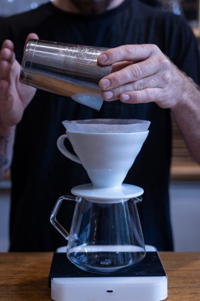 Une préparation douce au V60 révèle les notes fruitées et florales d'une origine singulière.
