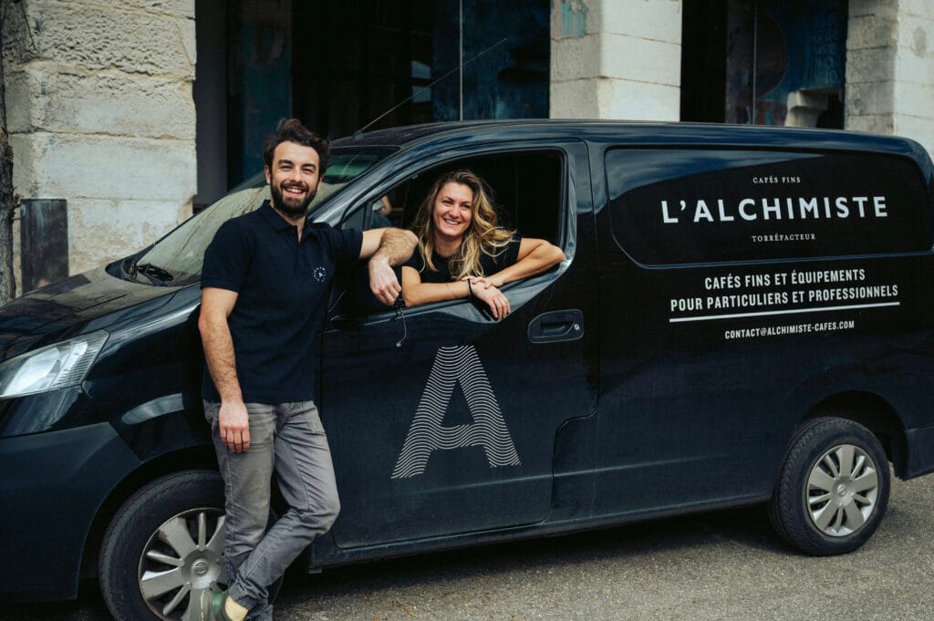 L’équipe de L’Alchimiste devant le camion de livraison des professionnels
